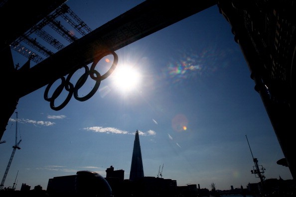Cầu tháp London (Tower Bridge) - biểu tượng của thủ đô London được trang trí vòng tròn Olympic nặng hơn 3 tấn, rộng 25m, cao 11,5 m. Trong những ngày diễn ra Olympic, cây cầu sẽ được thắp sáng rực rỡ với sự phối hợp của các hiệu ứng ánh sáng.